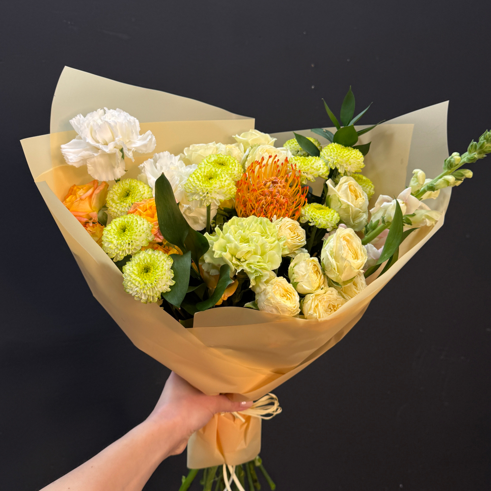 Букет из сортовых хризантем, кустовой розы и нутана