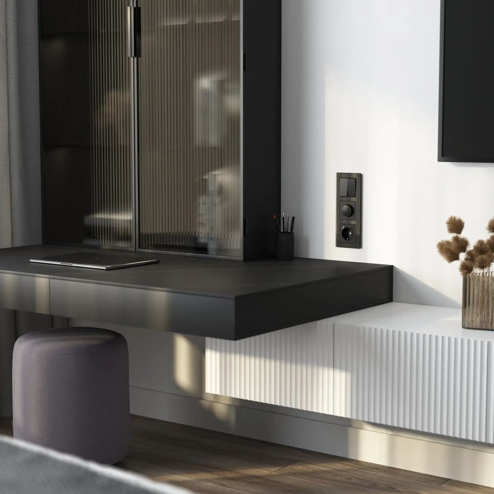 Рамка на 3 поста Favorit (черный) W0031108