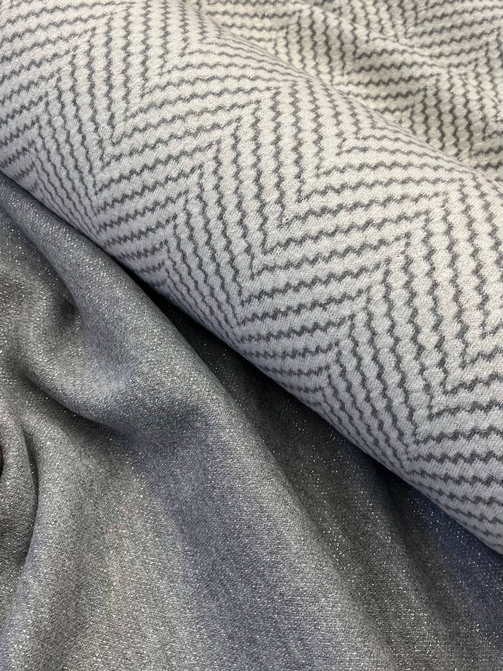 Трикотаж шерсть с люрексом double face серый/серо-белый зигзаг