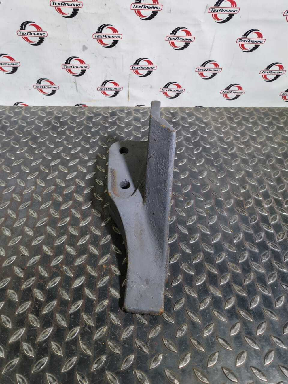 Зуб болтовой C41B44 боковой правый