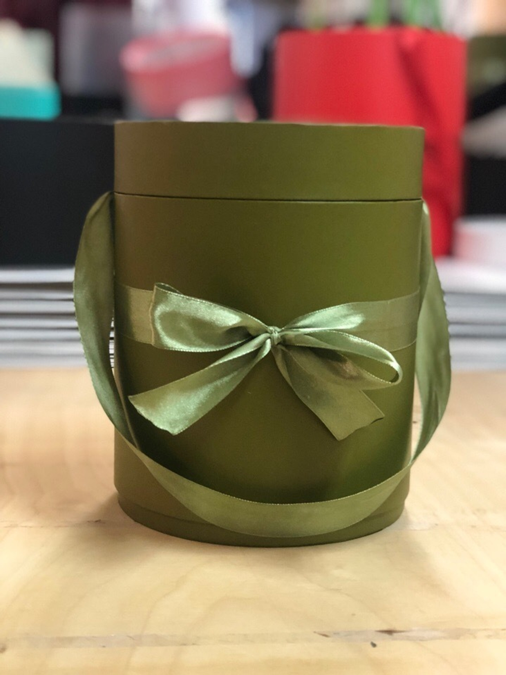 Шляпная коробка D 22,5 см .Цвет: Болотный . Розница 390 рублей