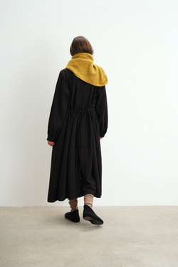 Платье оверсайз "жабо без жабо" с длинным рукавом из крапивы черного цвета