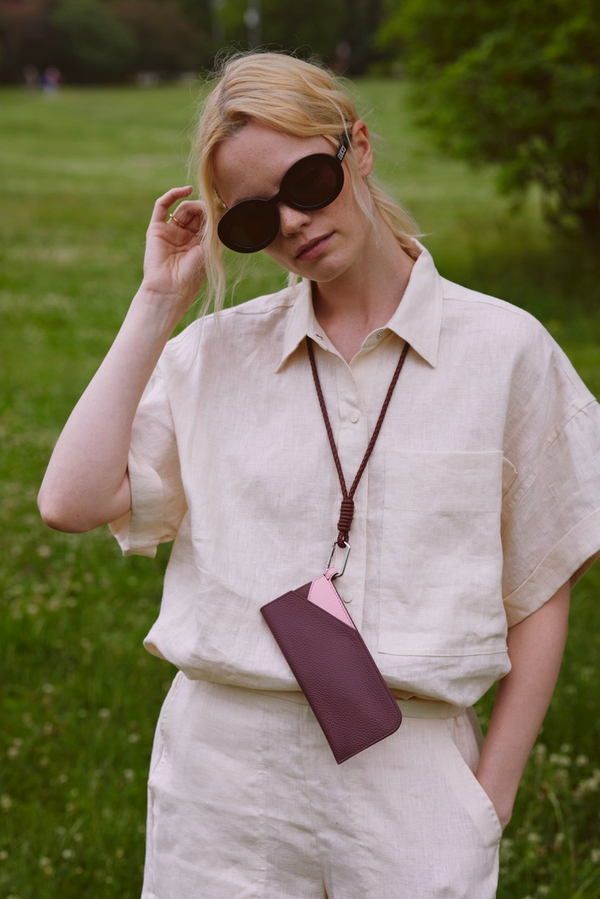 Glasses case BERN berry color