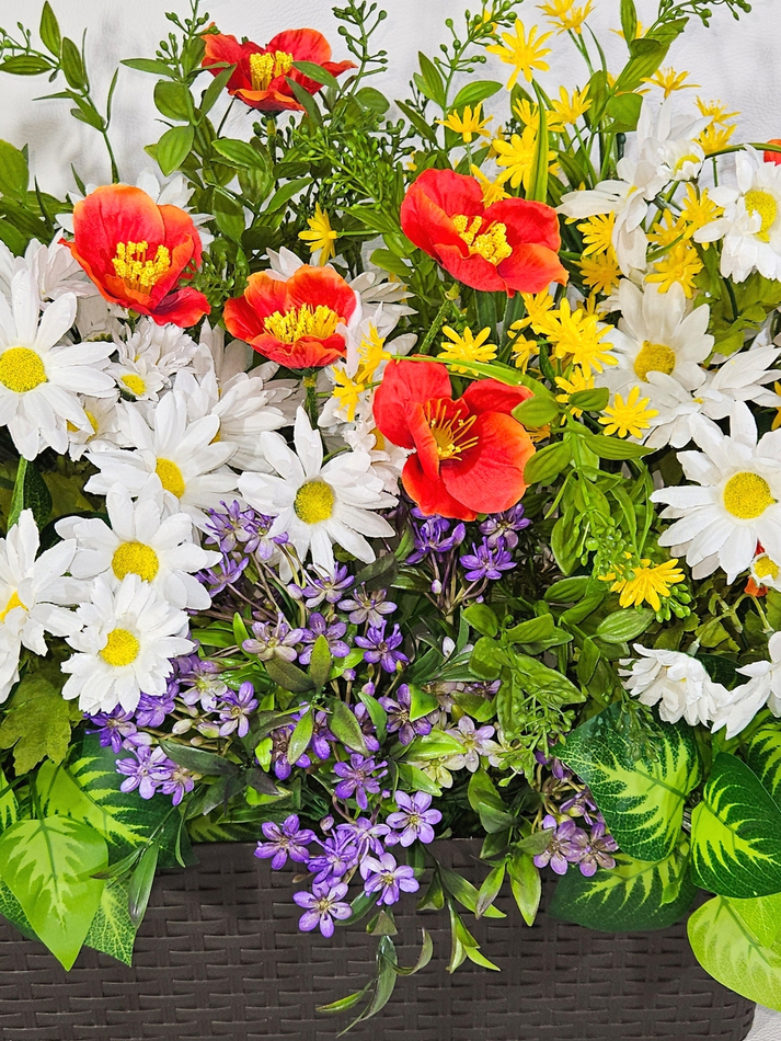 Ромашки и маки в длинном балконном ящике