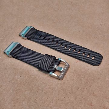 Ремешок тактический Tactix 22 мм. для Garmin Fenix 7 / 6 / 5, Forerunner 935 / 945 / 955, instinct, instinct 2, Epix Gen 2 нейлоновый быстросъемный на застежке (Черный/серебряный)