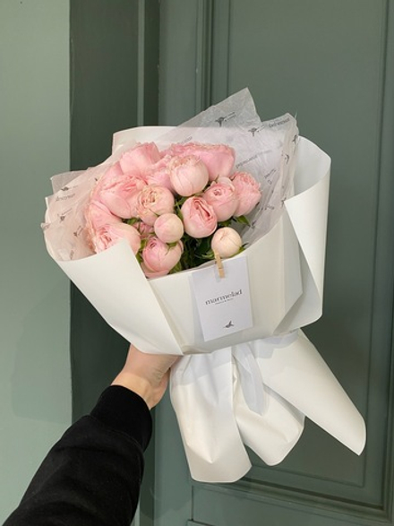 Моно букет из нежной кустовой пионовидной розы