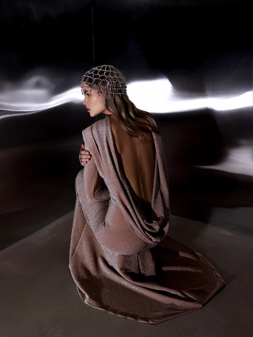 Платье с открытой спиной и шлейфом, Бежевый