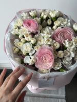 Букет из ранункулюсов и кустовых диантусов