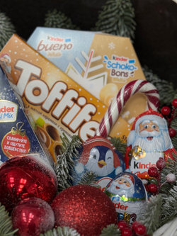 Подарочный сладкий набор конфет для детей и взрослых, декорированный пушистыми веточками живого нобилиса и яркими новогодними шарами