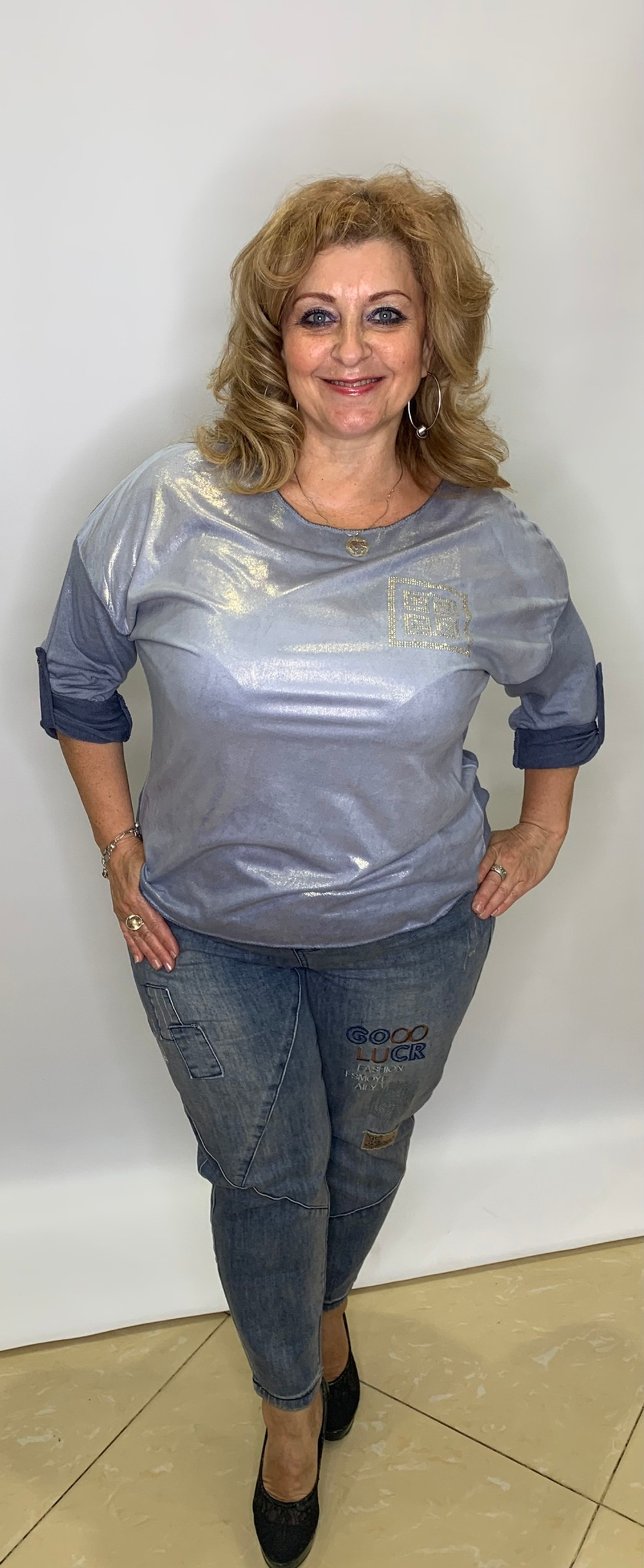 Синие джинсы-момы с выбелением и нашивками