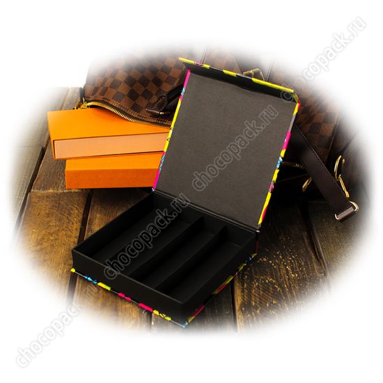 Упаковка с магнитным клапаном для 16 шоколадных конфет. Микки