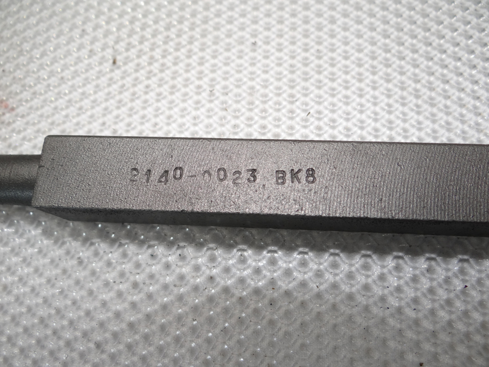 Резец токарный расточной для сквозных отверстий 16х16х140 ВК8