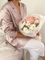 Букет из хризантем, кустовых пионовидных роз и блестящей скиммии