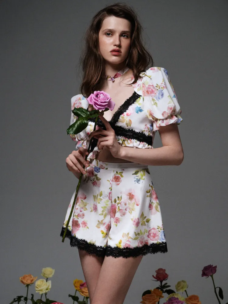 Одри (Audrie), шорты с рюшами из молочного крепдешина с цветочным принтом и отделкой из черного кружева