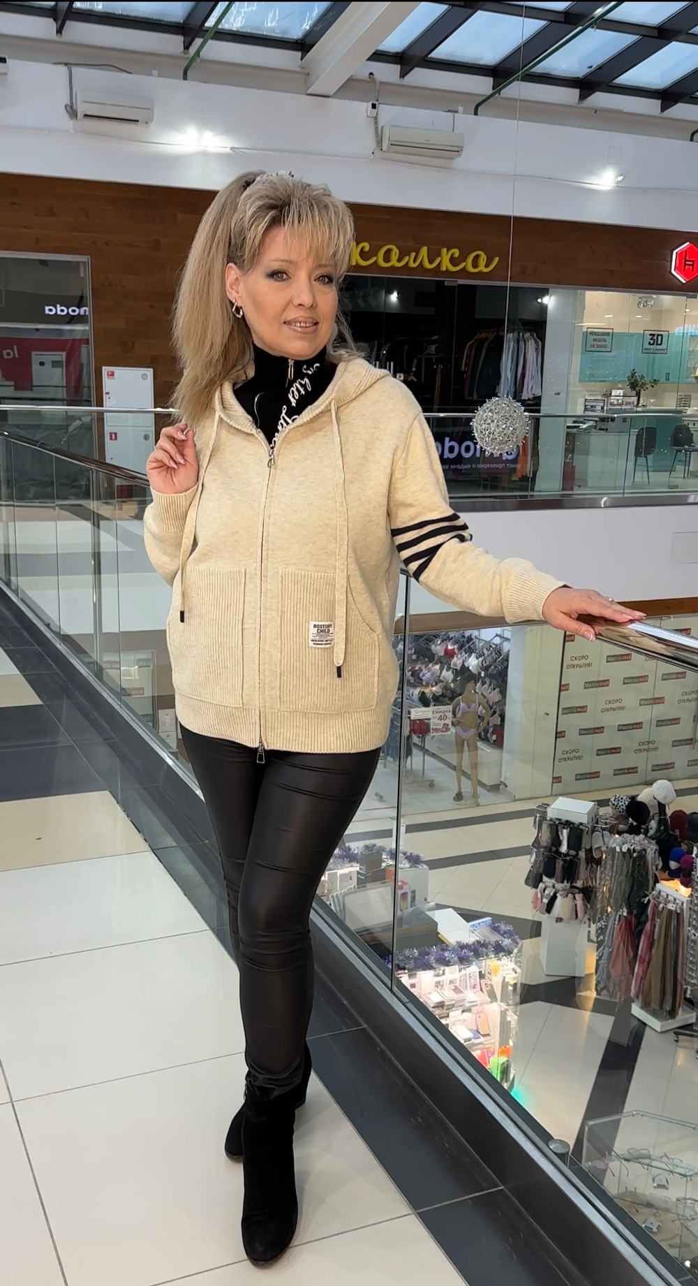 Светлый меланжевый жакет с капюшоном