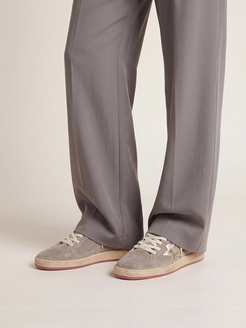 Ball Star Donna in suede beige con stella in pelle laminata oro e scritta in perle