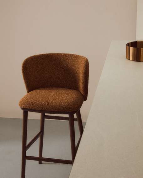 Барный стул Ciselia из терракотового шенилла с ножками из ясеня в отделке орех