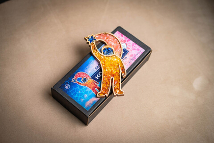 Мозаика из янтаря и самоцветов "Космонавт"