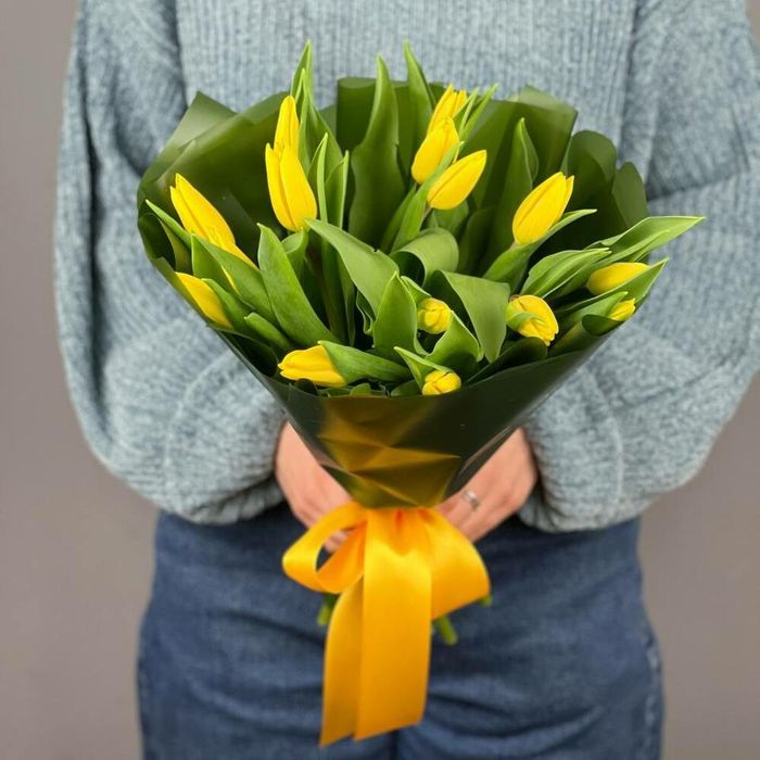 Букет жёлтых тюльпанов "Стронг Голд" (в упаковке)