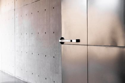 Как установить дверь скрытого монтажа?