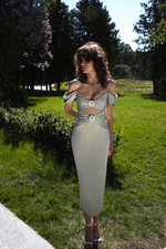 Платье миди из сатина и кружева со спущенными рукавами драпированное с пряжками