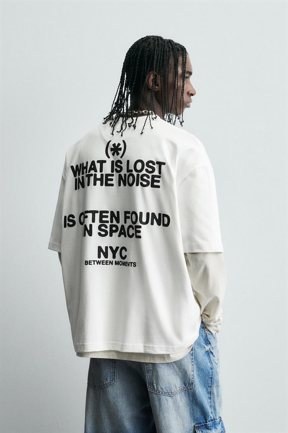 ZARA ФУТБОЛКА С ПРОРЕЗИНЕННЫМИ ПРИНТАМИ, ЖЕЛТОВАТО-БЕЛЫЙ