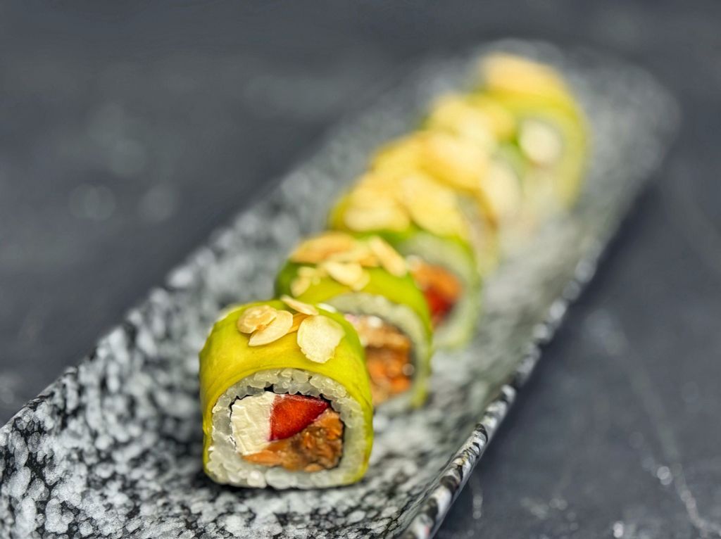 Ролл с авокадо и клубникой