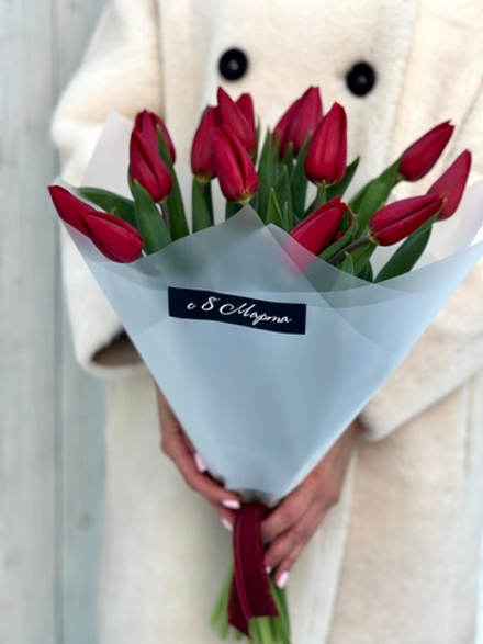 Эффектные красные тюльпаны в стильном букете от Флора Маркет