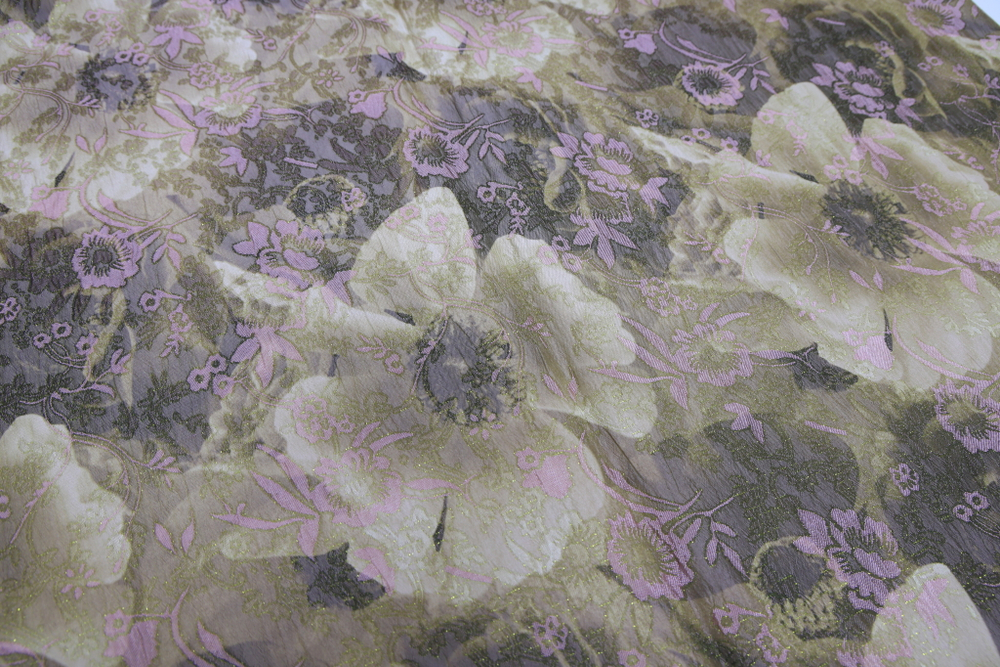 Жаккард оливковый со светло-розовыми цветами