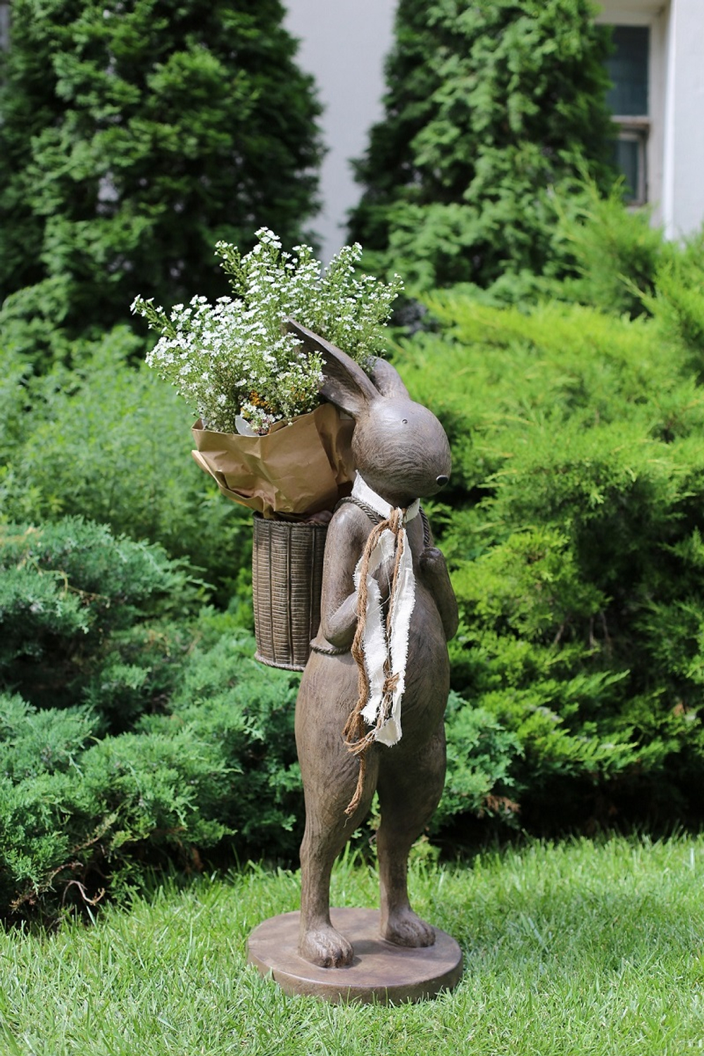 Статуя "Кролик с корзиной" 40,5x35,5x98см Полистоун