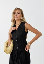 Жилетка с чёрными пуговицами