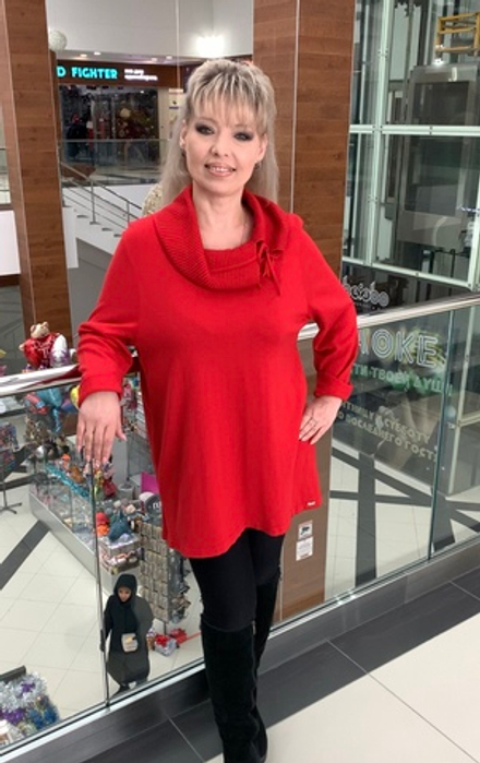 Красный трикотажный джемпер оригинального дизайна