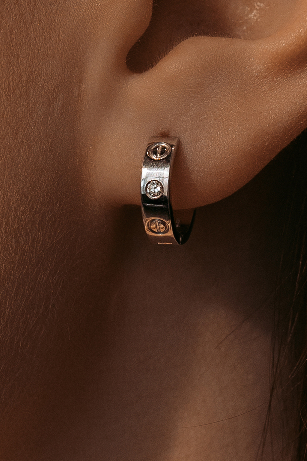 Серьги с бриллиантами и винтовыми узорами