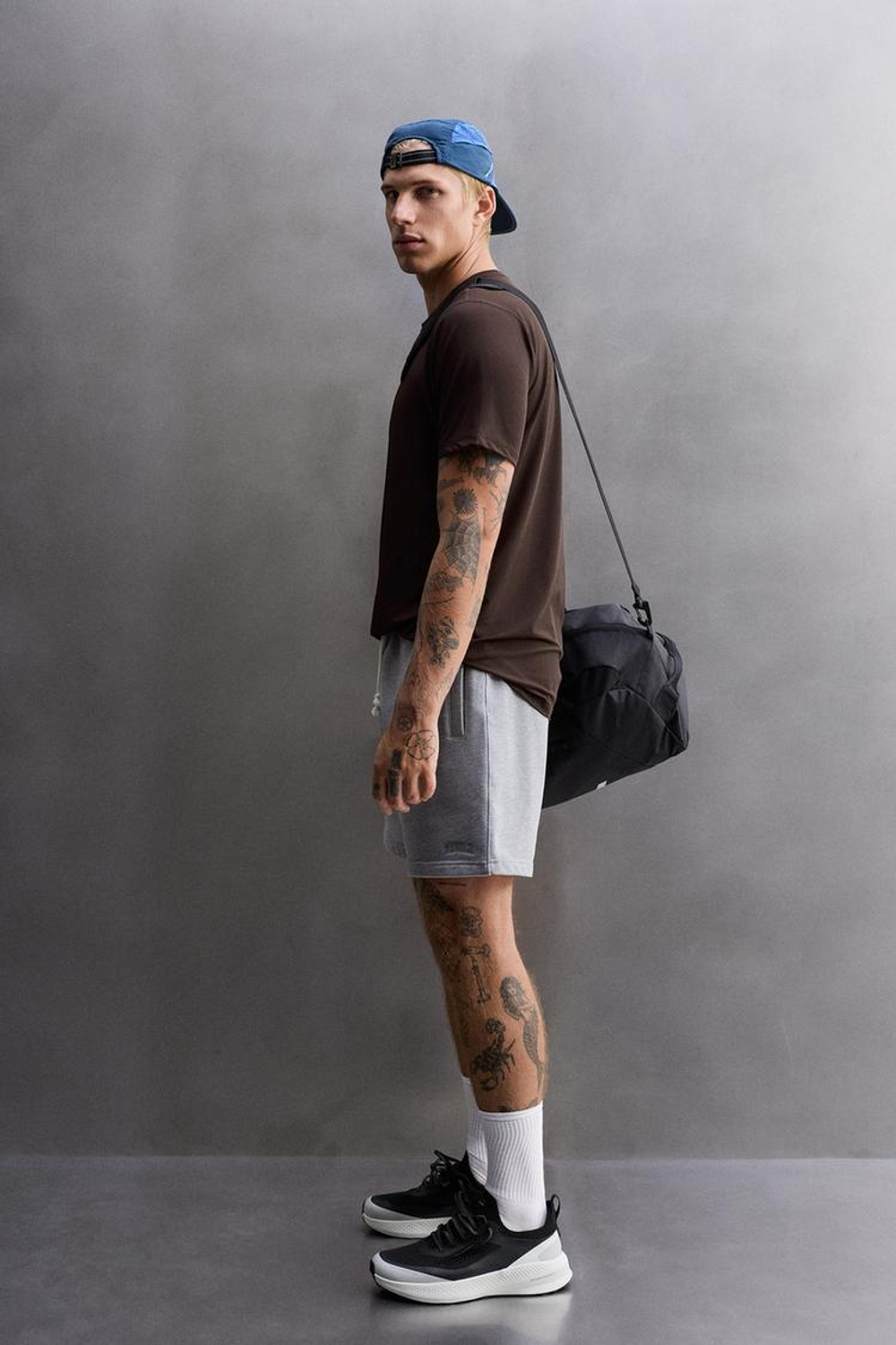 ZARA БАЗОВАЯ СПОРТИВНАЯ ФУТБОЛКА ИЗ ТЕХНИЧЕСКОЙ ТКАНИ, ТЕМНО-БОРДОВЫЙ