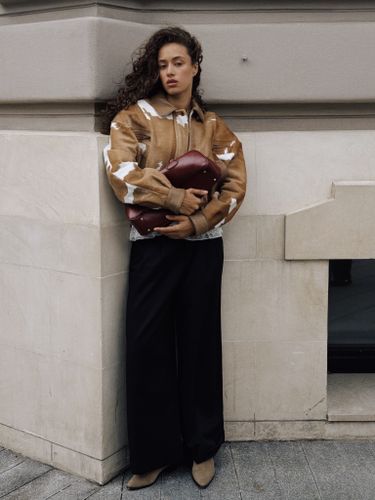 Укороченная кожаная куртка с коровьим принтом