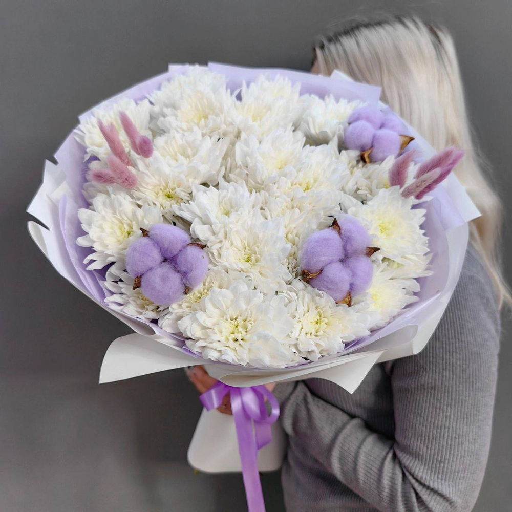 Букет с 5 кустовыми хризантемами и сухоцветами в сиреневой гамме