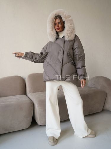 Короткий пуховик в цвете капучино с меховым капюшоном