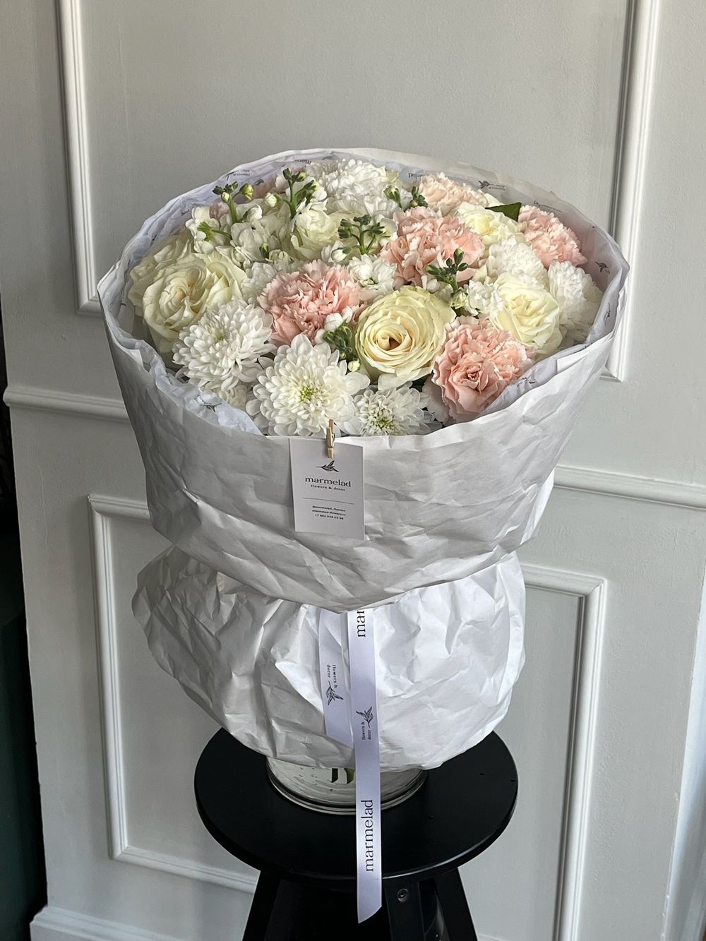 Сборный букет из хризантемы, маттиолы, диантусов и одноголовых роз