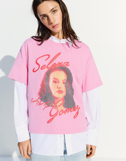 BERSHKA Футболка с короткими рукавами и принтом Selena Gomez, розовый