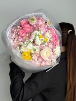 Сборный букет из розовой гортензии, нарциссов, кустовых пионовиднных роз, маттиолы и диантусов