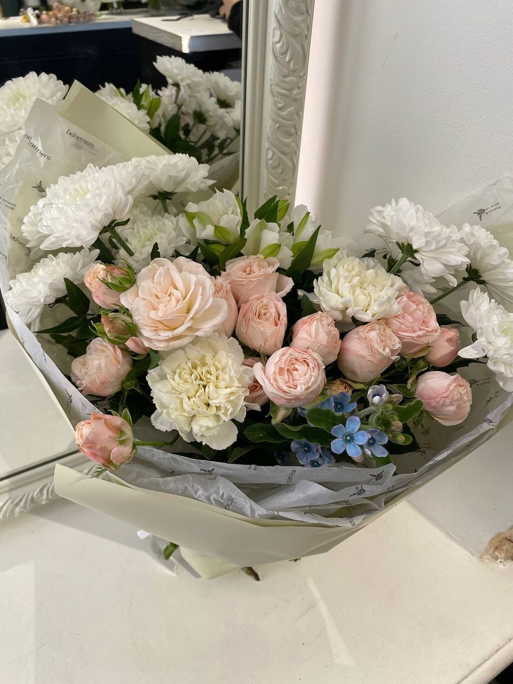 Сборный букет раскидистой формы с хризантемой и кустовой пионовидной розой в оформлении