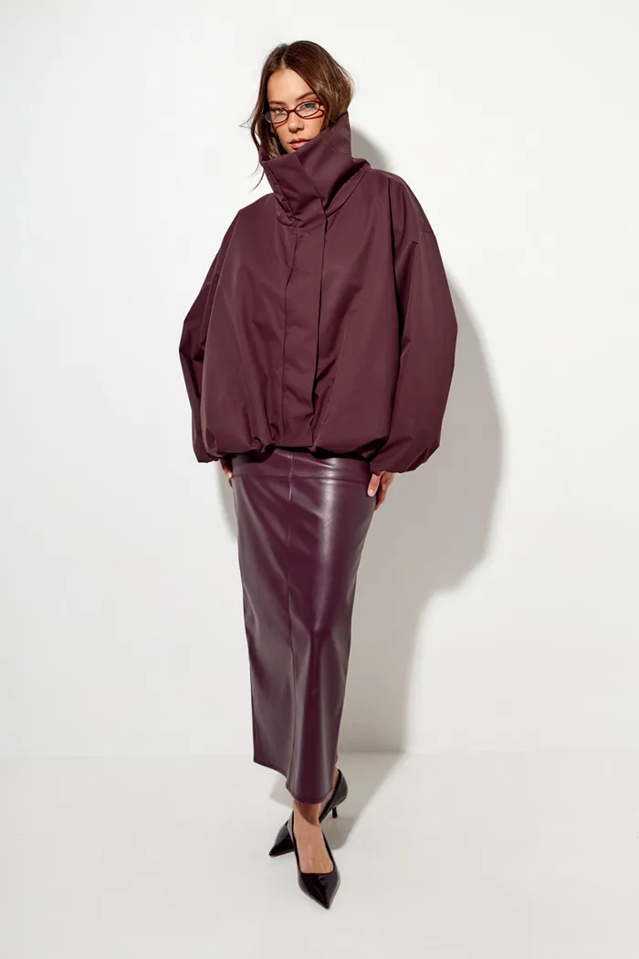 Ветровка О-силуэта с высоким воротом винного цвета