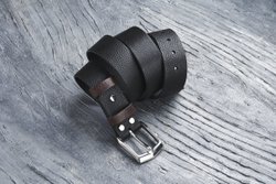 Ремень из текстурной итальянской кожи, цвет «фантом», хромированная пряжка