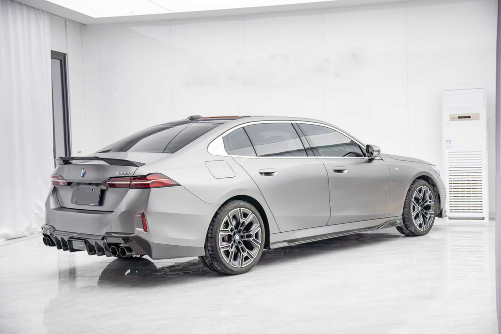 Карбоновый обвес для BMW 5 серии G68 2024+ БМВ губа и юбки спойлер и диффузор