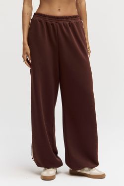 Широкие джоггеры без начеса с лампасом шоколадного цвета
