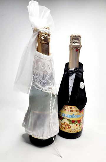 Наряды для свадебных бутылок в виде костюмов жениха и невесты