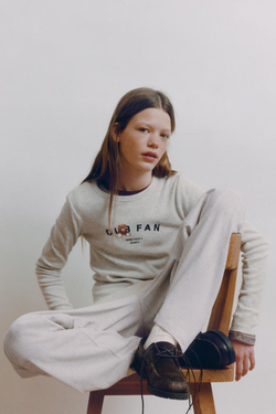 ZARA ФУТБОЛКА В РУБЧИК С ПРИНТОМ, СЕРЫЙ МЕЛАНЖ