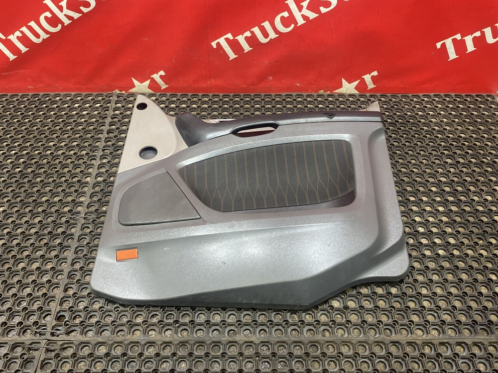 Обшивка двери правой 2018г