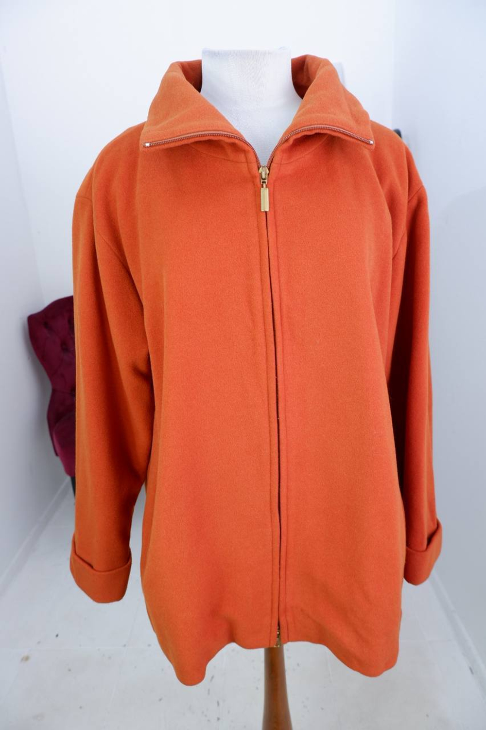 Куртка яркого цвета из шерсти, маркировка 36, визуально на 42/44 размер