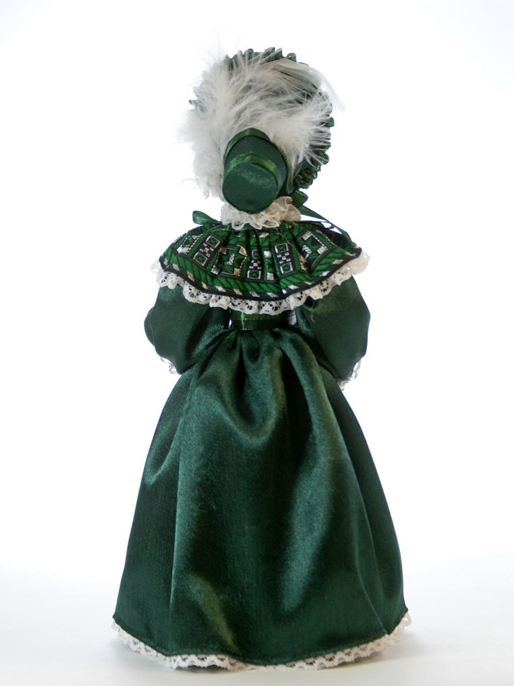 Кукла фарфоровая коллекционная Дама с муфтой и в капоре